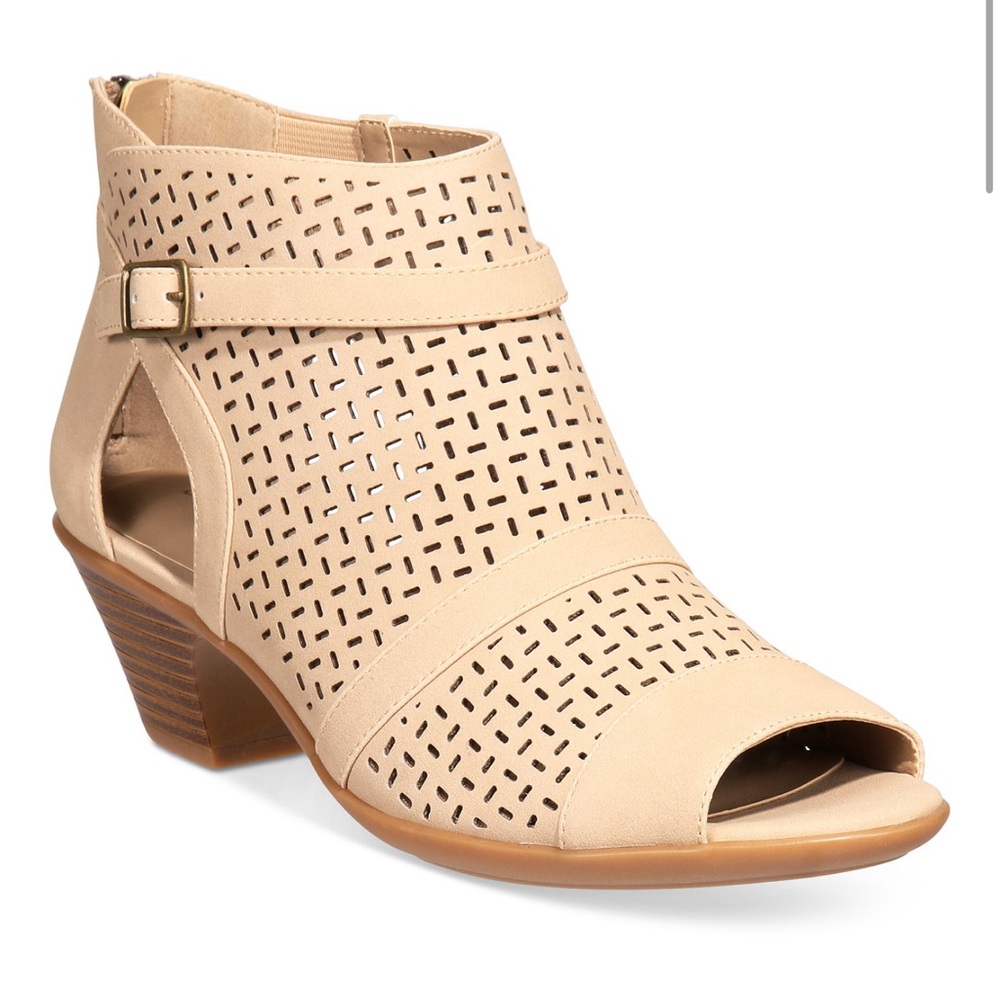 Easy Street Carrigan sandal in sand color